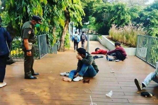 Viral Video Sejumlah ABG SCBD Tidur di Jembatan Sudirman, Netizen: Sisi Gelap dari Citayam Fashion Week