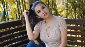 Ngopi Cantik, Gaya Maria Vania Ngemut Pisang Goreng Bikin Netizen Salfok! Ngopi Cantik, Gaya Maria Vania Ngemut Pisang Goreng Bikin Netizen Salfok!