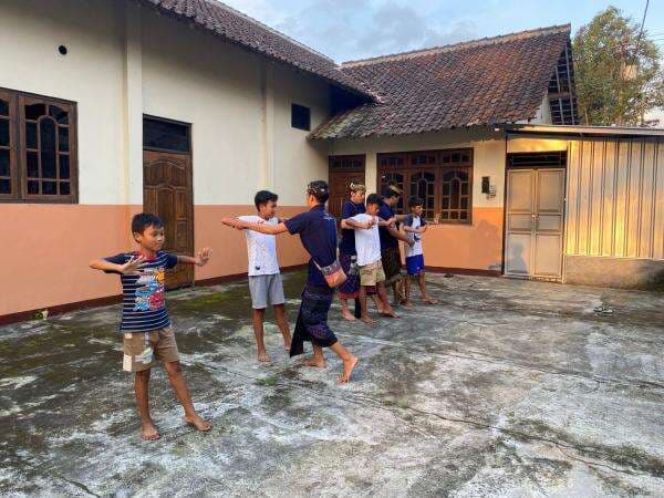Kolaboratif, Mahasiswa KKN Kenalkan Tari Bali Gopala di Salatiga