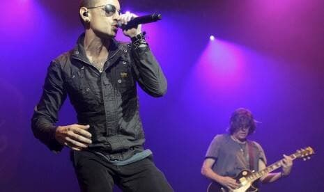 Istri Kenang Mendiang Chester Bennington yang Bunuh Diri Lima Tahun Lalu