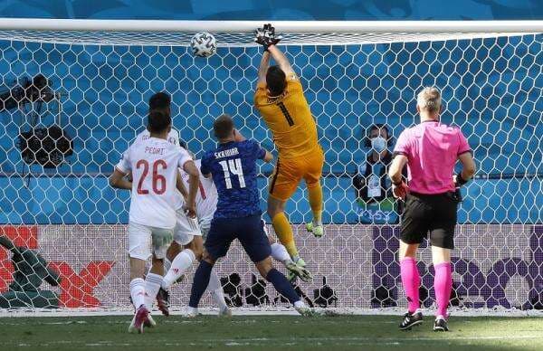 10 Kiper Tertinggi di Dunia, Ada yang Hampir Setinggi Gawang. 10 Kiper Tertinggi di Dunia, Ada yang Hampir Setinggi Gawang.