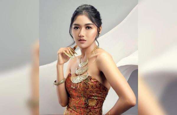 Potret Erina Gudono dalam Balutan Kain Tradisional, Wanita yang Dikabarkan Dekat dengan Kaesang Pangarep