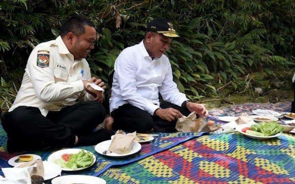 Edy Rahmayadi Pamer Makan Nasi Bungkus Lesehan Pinggir Sungai Bareng Anak Buah
