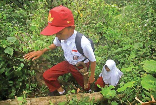 Jalur Sisi Jurang dan Jarak 44 Kilometer Tiap Hari