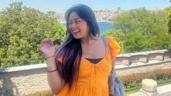 Nayla Ayu Tampil Pakai Dress Hijau di Atas Bukit, Imut Banget Sih