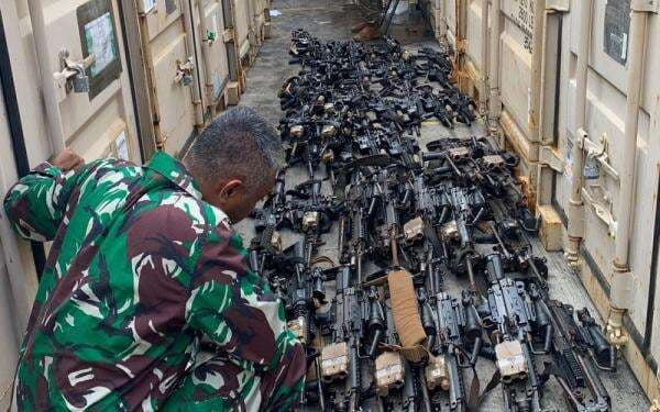 Bea Cukai Lampung Segel Kontainer Isi Senjata Tanpa Izin Bea Cukai Lampung Segel Kontainer Isi Senjata Tanpa Izin