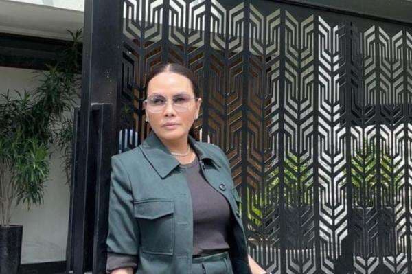 4 Gaya Elegan Fitri Salhuteru, Sahabat Akrab Nikita Mirzani