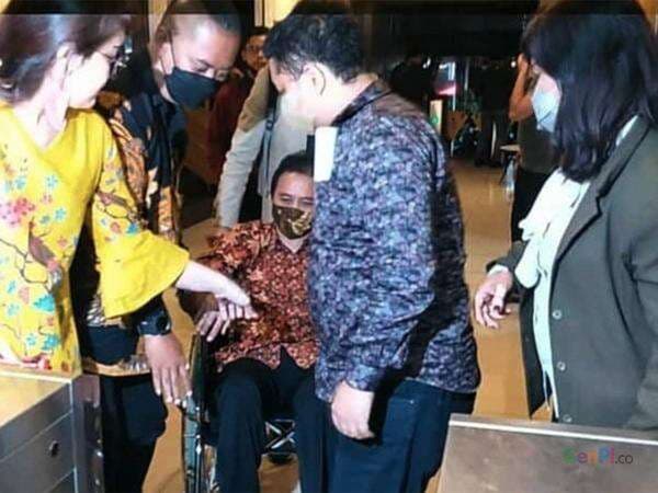 Roy Suryo Pakai Kursi Roda, Elsa Syarif Sebut Karena Pikiran