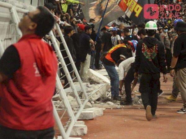 Pagar Pembatas JIS Roboh Jelang Anies Beri Sambutan, Satu Orang Ditandu