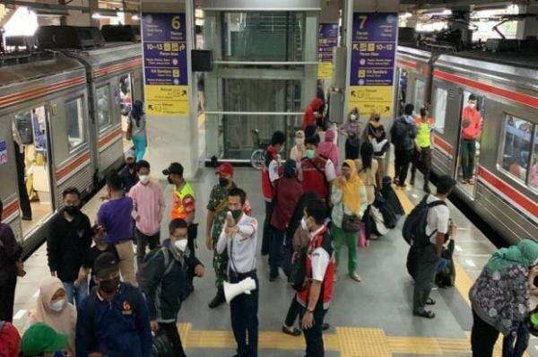 Akhir Pekan, Penumpang KRL di Stasiun Tanah Abang dan Sudirman Melonjak
