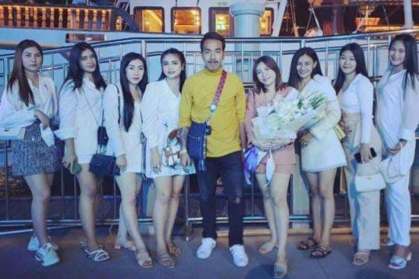 Pria ini Punya 8 Istri yang Hidup Rukun dalam Satu Atap, Tiap Malam Gilir Istrinya Tidur Berdua