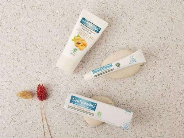 WHITE-NENG Skin Whitening Beauty Cream &amp; Brightening Apricot Facial Scrub, Mampukah Atasi Noda Hitam?