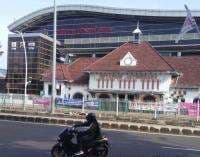 Polisi Dalam Aksi Kekerasan Terhadap Jakmania Di Stasiun Jatinegara