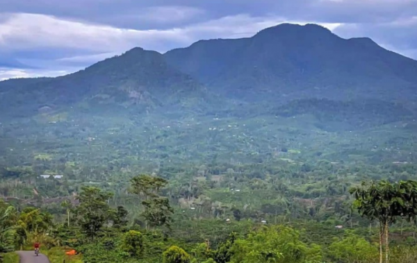 Misteri di Balik Keindahan Gunung Pesagi di Lampung Barat Misteri di Balik Keindahan Gunung Pesagi di Lampung Barat