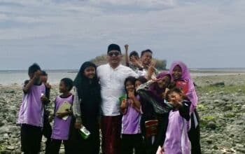 Kisah Guru di Anak Pulau Terpencil Pulau Bawean, 2 Hari Sekali Beli Sandal