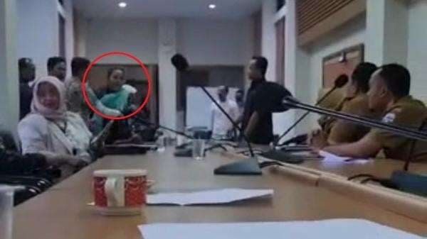 Viral, Anggota DPRD Garut Ngamuk, Banting Mik Berkali-kali, Ini Pemicu Kemarahannya