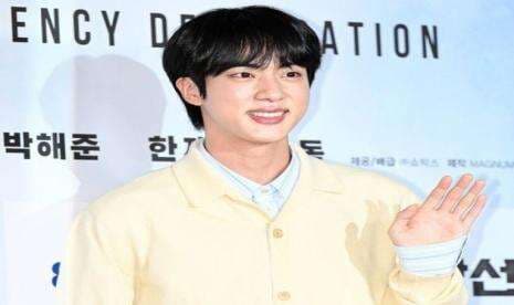 Malu-malu Tampan Jin BTS di Premiere Film "Emergency Declaration"