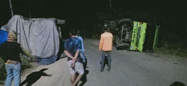 Jalan Menuju Wae Kelambu yang Diresmikan Presiden Jokowi Rusak Berat, 2 Truk Terguling Jalan Menuju Wae Kelambu yang Diresmikan Presiden Jokowi Rusak Berat, 2 Truk Terguling