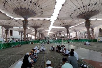 Jamaah Haji Ditangkap saat Merokok di Area Masjid Nabawi, Cek Lagi Yuk Aturan Larangannya