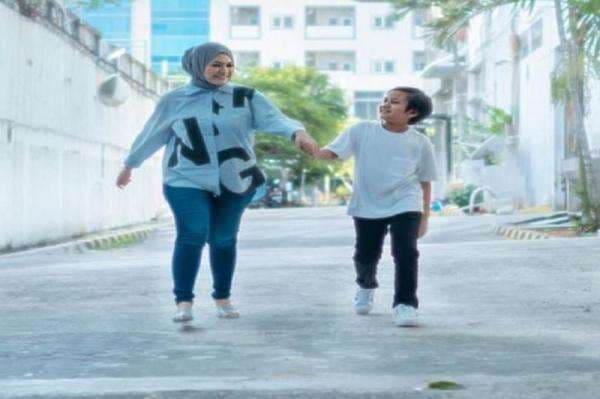 7 Artis Indonesia yang Jadi Ibu Sambung, Nomor 1 Proses Cerai di Pengadilan Agama 7 Artis Indonesia yang Jadi Ibu Sambung, Nomor 1 Proses Cerai di Pengadilan Agama