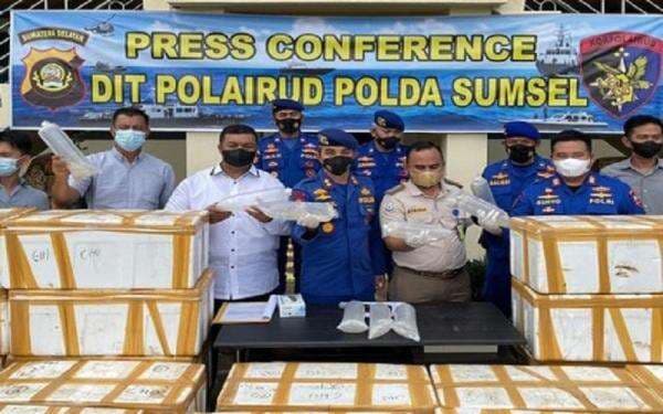 Geledah Kapal Tak Bertuan di Perairan Sumsel, Polisi Temukan Isinya Senilai Rp27 Miliar