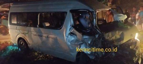 Breaking News! Kecelakaan Travel Safa Marwa Vs Pick Up di Jalan Ness