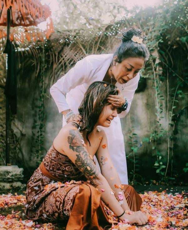 Mengenal Melukat, Ritual Penyucian Diri yang Dijalani Awkarin