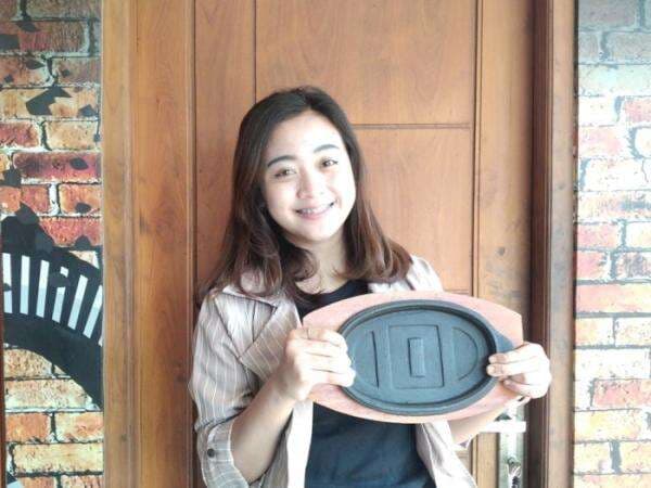 Di Tangan Cewek Cantik Ini Piring Hot Plate Klaten Tembus Luar Negeri, Cuannya Gokil!