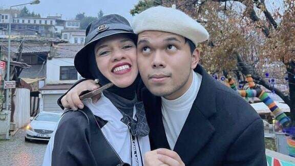 Dikenal dengan Keluarga Agamis, Lenggogeni Faruk Tanggapi Video Thariq Cium Fuji: Jangan Main Api!