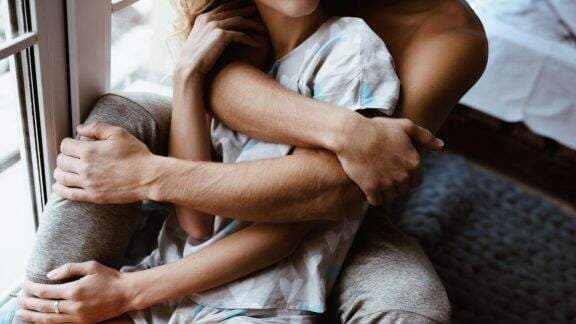 3 Posisi Cuddle Paling Nyaman dengan Pasangan, Kamu Pernah Coba Gak?