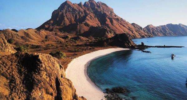 10 Tempat Wisata di Pulau Komodo, Nomor 4 Punya Pemandangan yang Unik