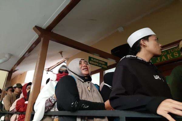 Habib Bahar Bin Smith Dituntut Penjara, Pendukungnya Menangis