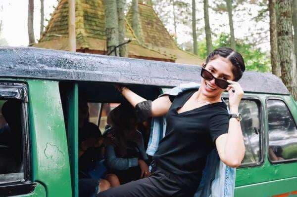 Ussy Sulistiawaty Kerja Sampingan Jadi Kenek Angkot Buat Bayar Arisan, Netizen: Ga Sanggup Bayar!