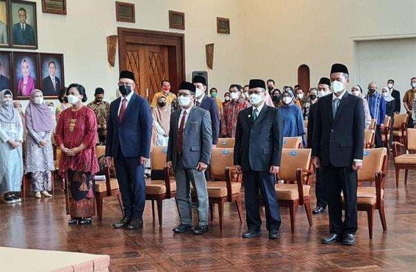 Gabungkan Akademisi dan Praktisi, Ini 5 Wakil Rektor Baru UGM