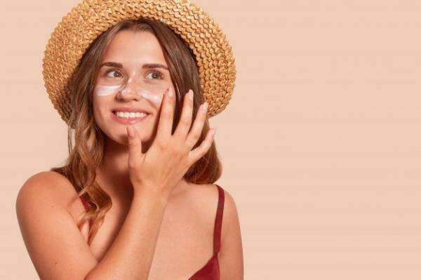 6 Cara Memakai Sunscreen yang Benar, Oleskan 30 Menit sebelum Keluar Rumah
