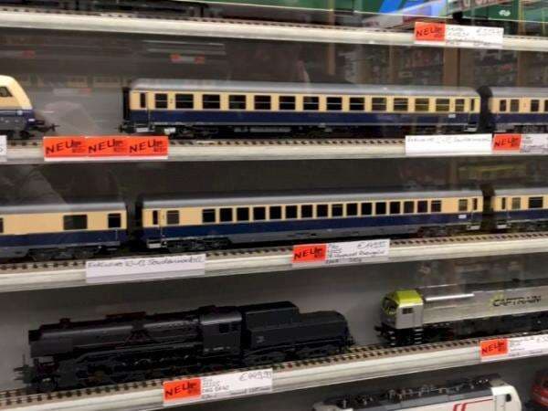 Jiwa Miskin Meronta, Ada Miniatur Kereta Seharga Motor Honda Beat: Begini Bentuknya!