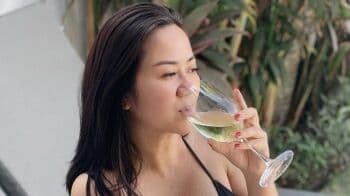 Nyantai Minum Wine, Gaya Tante Ernie Berbikini Bikin Netizen Mendadak Gerah Nyantai Minum Wine, Gaya Tante Ernie Berbikini Bikin Netizen Mendadak Gerah