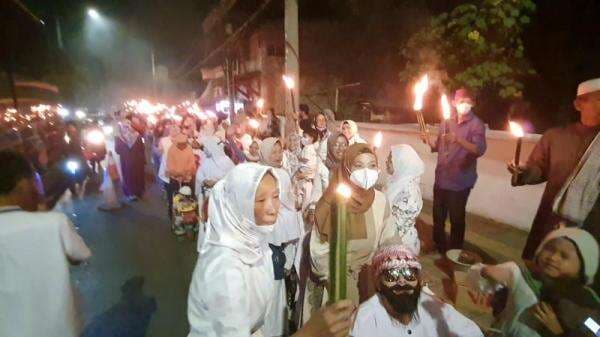 Sambut Tahun Baru Islam 1 Muharam, Warga Bandung Raya Antusias Gelar Pawai Obor dan Salawatan Keliling Kampung
