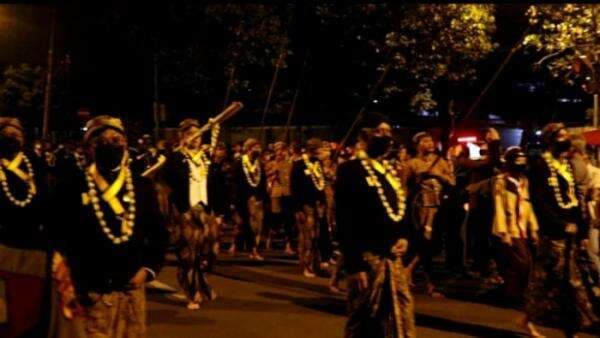 Malam 1 Suro, Puro Mangkunegaran Kirab 4 Pusaka Keliling Tembok Keraton Malam 1 Suro, Puro Mangkunegaran Kirab 4 Pusaka Keliling Tembok Keraton