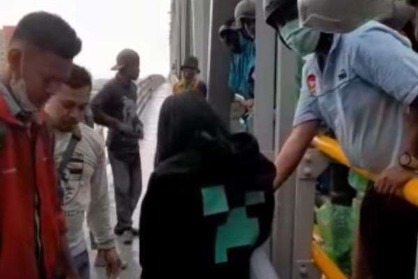 Video Viral Wanita Cantik Ingin Bunuh Diri di Sungai Mahakam