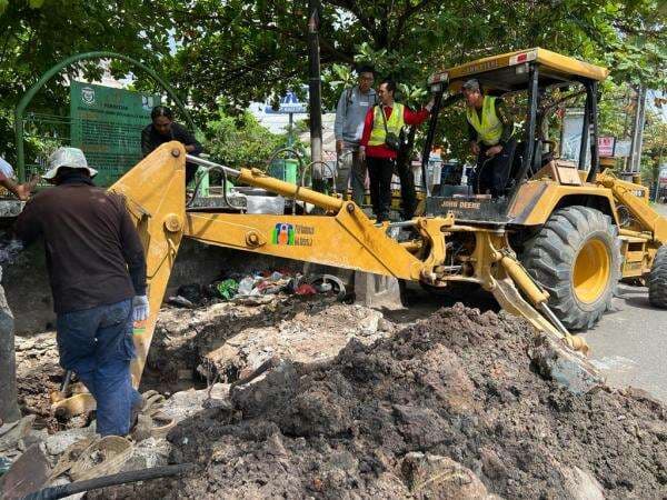 Pipa Jalan Sutoyo S Banjarmasin Bocor, 2 Kecamatan Terimbas!
