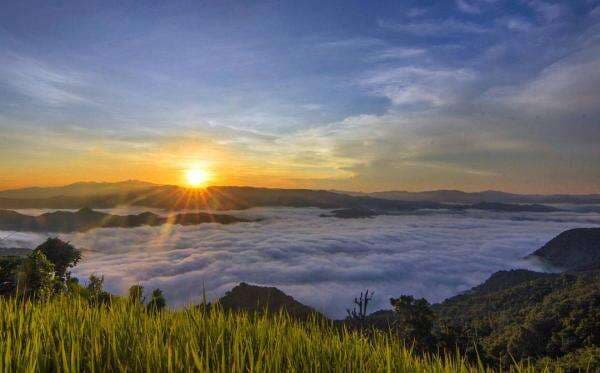 Lokasi Paralayang Terbaik, Negeri di Atas Awan Desa Mantar