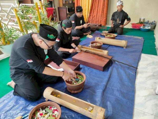 Satu Suro, Warga Desa Ini Cuci Ratusan Pusaka dengan Potongan Buah, Ini Alasannya