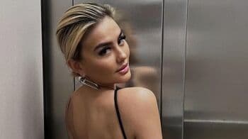 Pamer Tato Baru, Agnez Mo Seksi Berbalut Halter Top Hitam