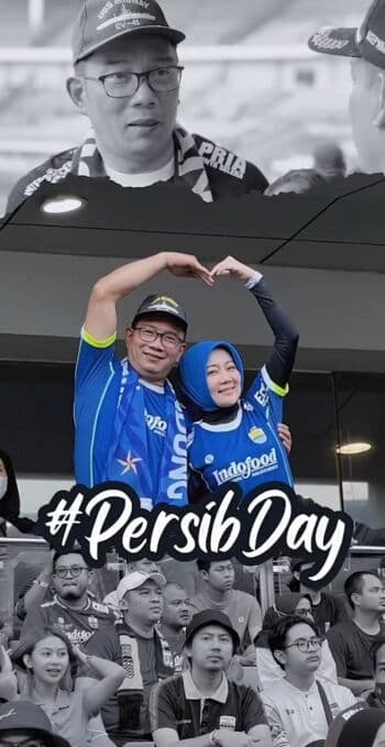 Nonton Persib Langsung di GBLA, Kang Emil Kenakan Jersey Bertuliskan `Bu Cinta`