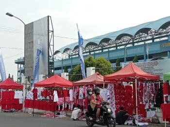 Jelang Timnas Indonesia U-16 vs Filipina di Piala AFF U-16 2022: Area Stadion Maguwoharjo Dipadati Pedagang Atribut Skuad Merah Putih