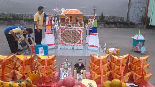 Sembahyang Arwah, Membakar Kiriman kepada Leluhur