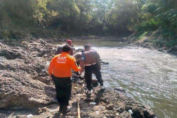 Pamit Kencing, Seorang Kuli Bangunan Hilang di Sungai Brantas