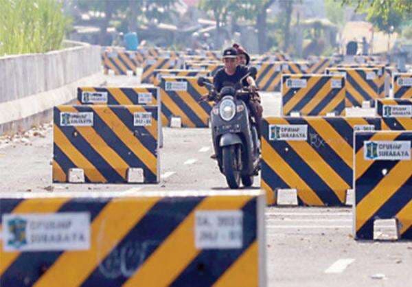 Ini Alasan Pemkot Surabaya Pasang Barrier Beton Zig-zag di JLLT