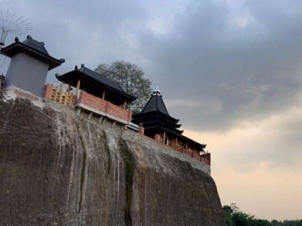 Ada Makam Megah Berdiri di Tengah Tambang Aktif, Warga Berdatangan Karena Penasaran!